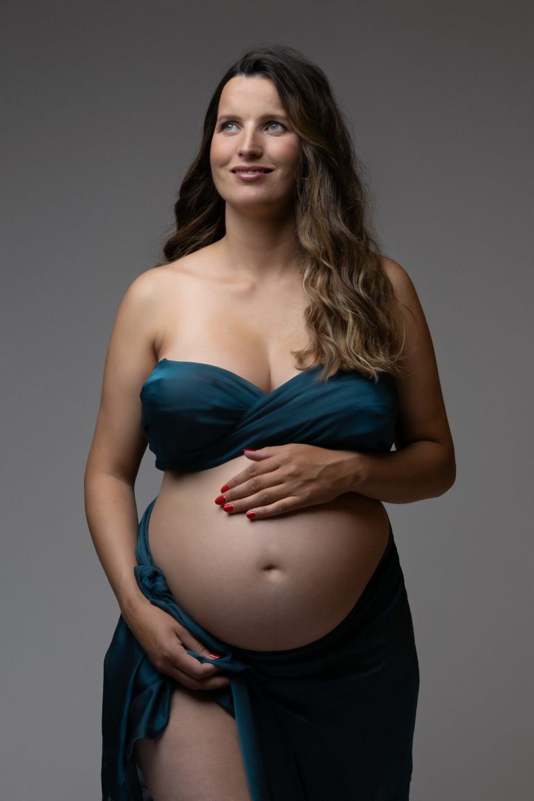 Séance photo grossesse studio Santec élégante et intemporelle