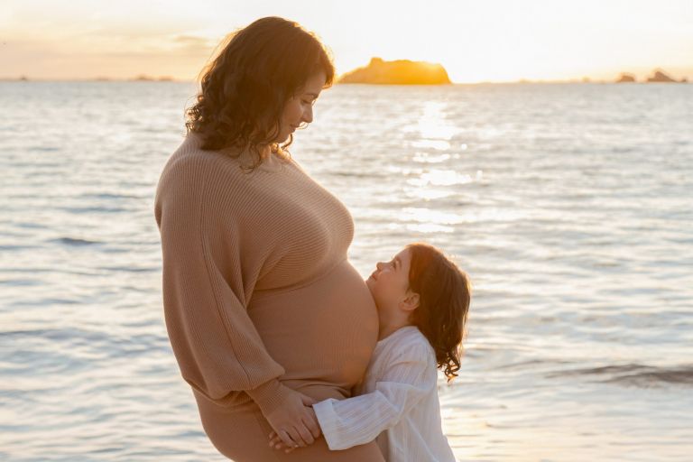 Portrait femme enceinte dunes Santec lumière naturelle
