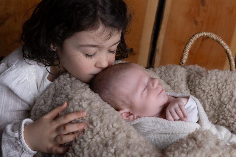 Portrait nouveau-né avec frères et sœurs Santec