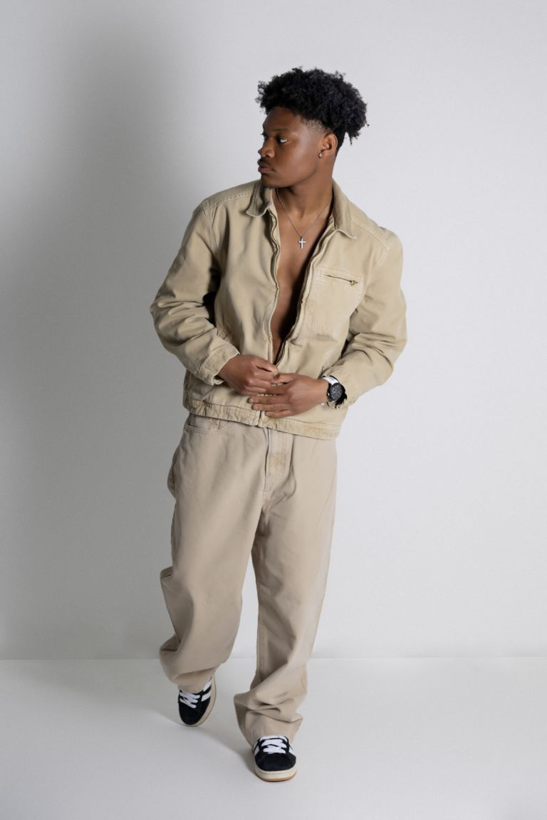 Book photo homme studio Santec assurance posture