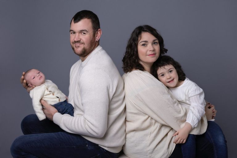 Séance photo nouveau-né avec famille Santec