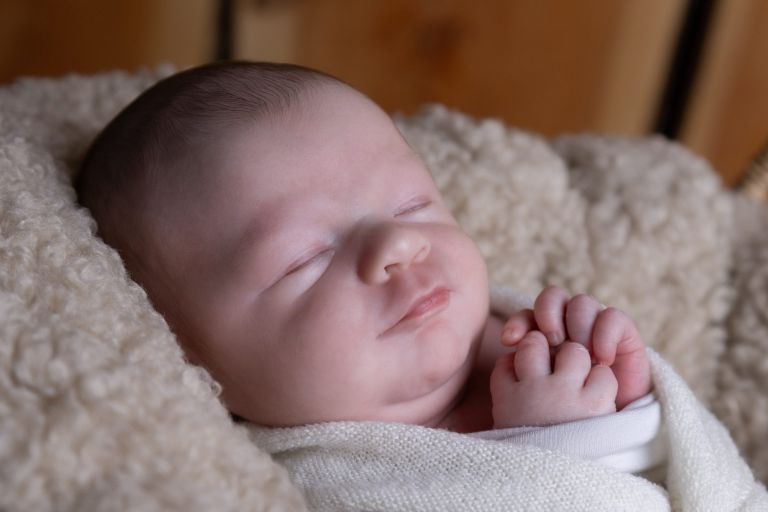Séance photo nouveau-né Santec câlins et pauses